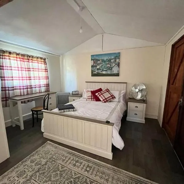 Detached cosy Dorset cabin, hotel v destinaci Sherborne