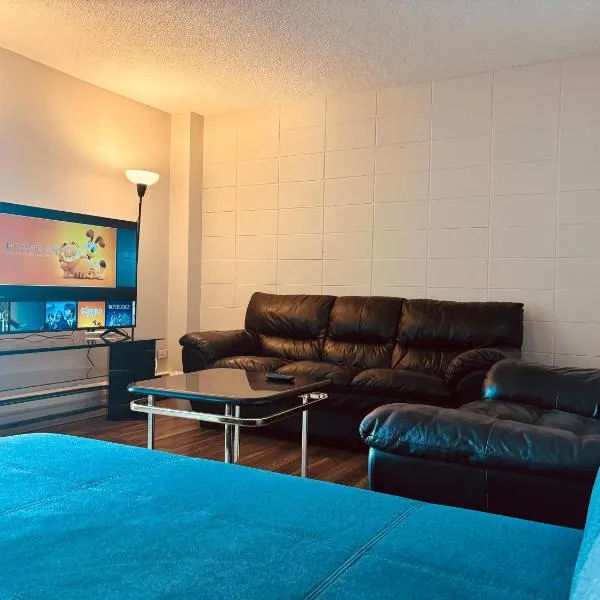 Cozy 2 Bedroom Condo with Parking, hotel in Calgary