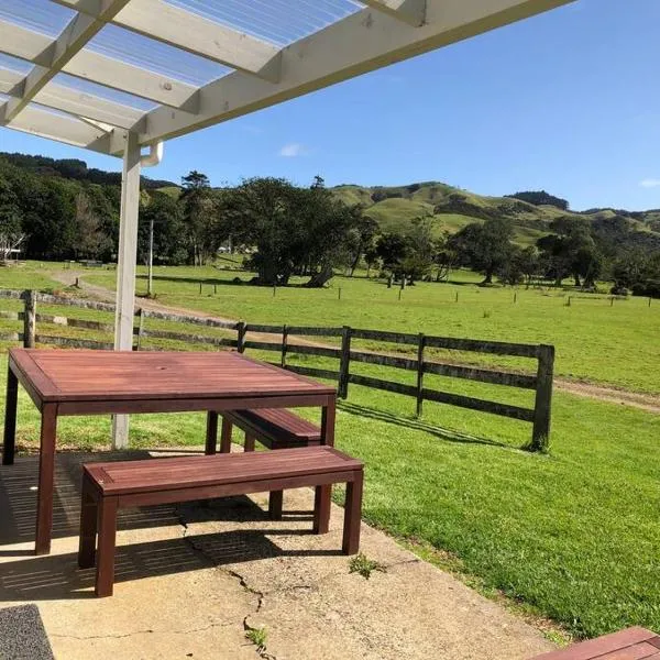 Leon's Bach, Waikawau Bay, hôtel à Port Charles