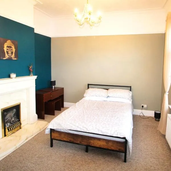 Birmingham - Large Bungalow - Sleeps 8 - 3 Large Beds - Plus Sofa Bed - Off Street Parking - Very Large Enclosed Gardens - Fast Wifi, hotel in Birmingham