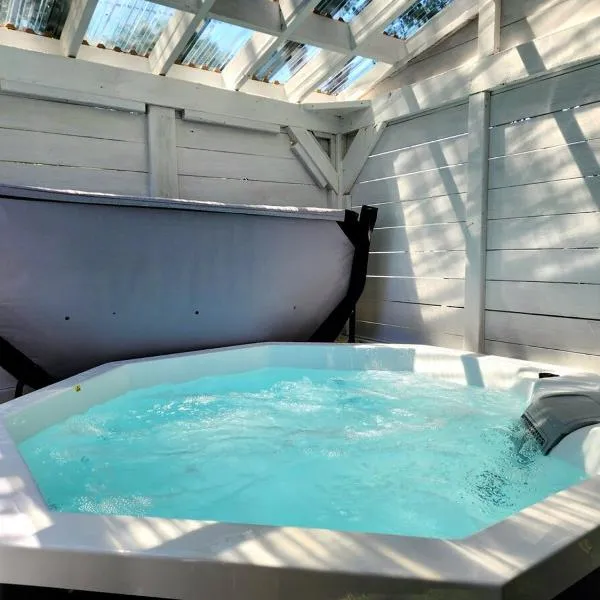 Luxury Retreat with Hot Tub - EV Chrger & Parking, hotel en Quebec