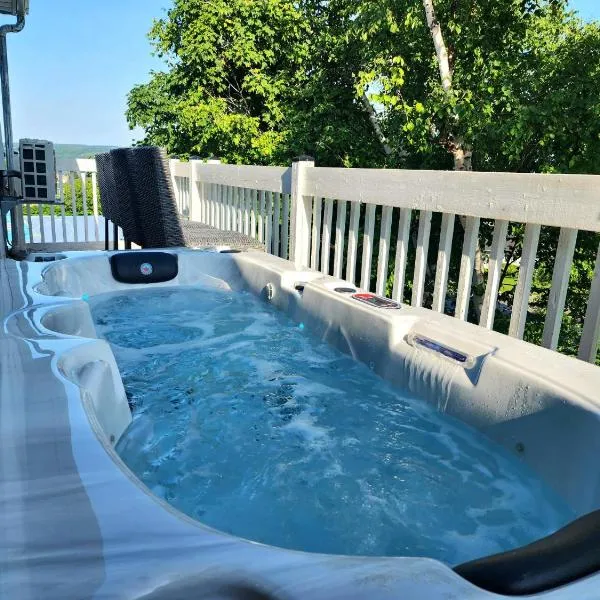 Peaceful City View - Hot Tub - 2 Parking & EV Chrger, hotel en Quebec