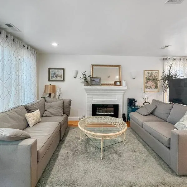 Luxurious Cambridge Room Steps from Harvard U, hotel en Cambridge