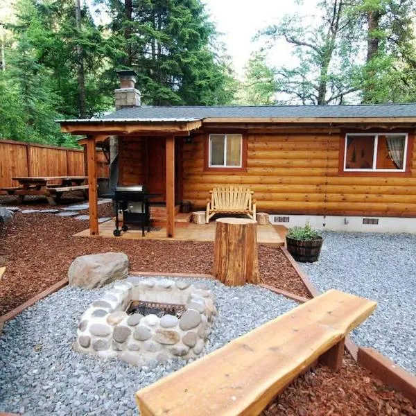 Knotty Shack- Unique Tiny Log Cabin with Hot Tub, hotel in Ashford