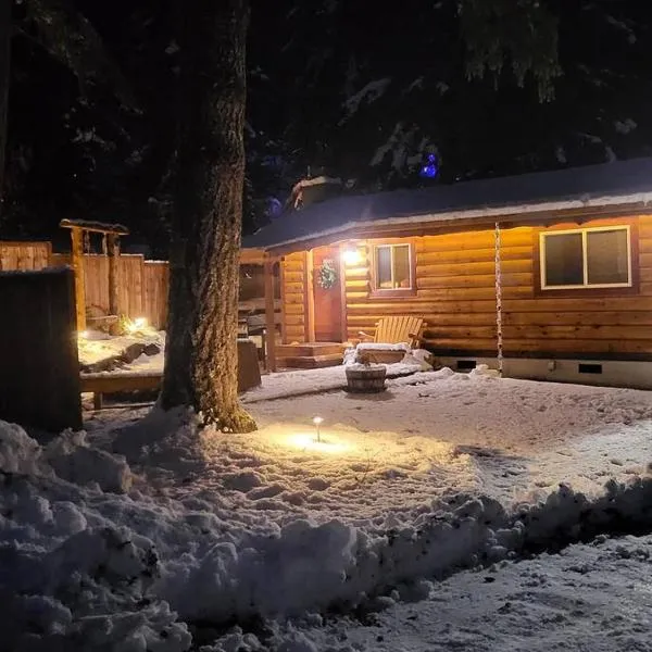 Knotty Shack- Unique Tiny Log Cabin with Hot Tub, hotel in Ashford