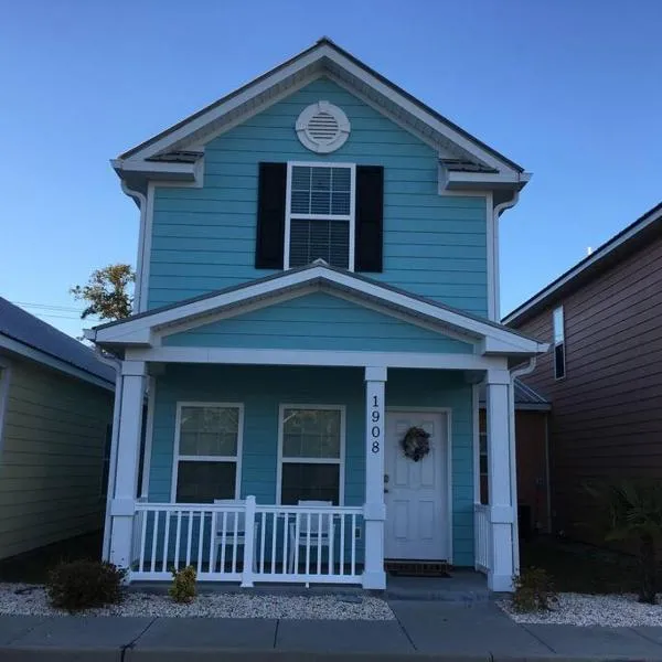 Lovely 2-level 2-bedroom cottage, 1 block to beach, hotel v destinácii Myrtle Beach