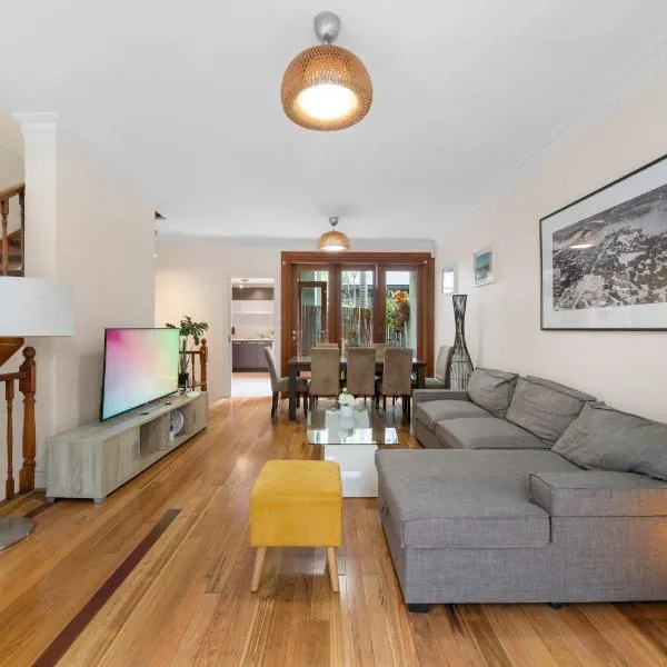 Ideally located 3 BR with Parking & Central & Darling Harbour-10 mins walk, Hotel in Sydney