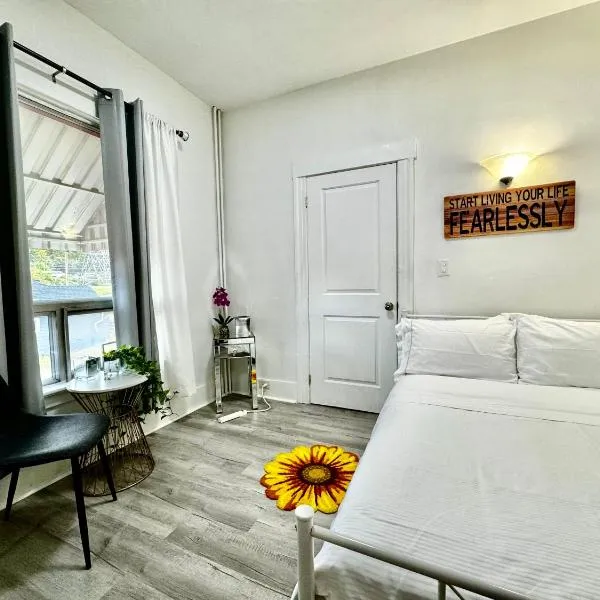 Seattle Home with 2 bedrooms a King bed Queen bed and an Extra Sofa Bed Located 10 minutes from SeaTac Airport and 20 minutes from Downtown, hotel v destinácii Seattle