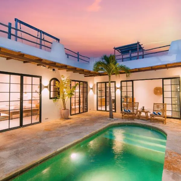 Villa Aurelia - 2 Bedrooms Rooftop Villa in Canggu, hotel in Canggu