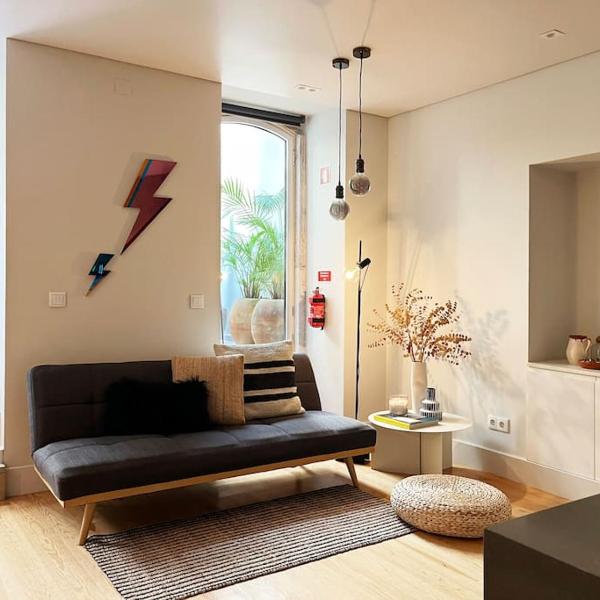 Charming Lapa apartment with a private patio, Lisbona