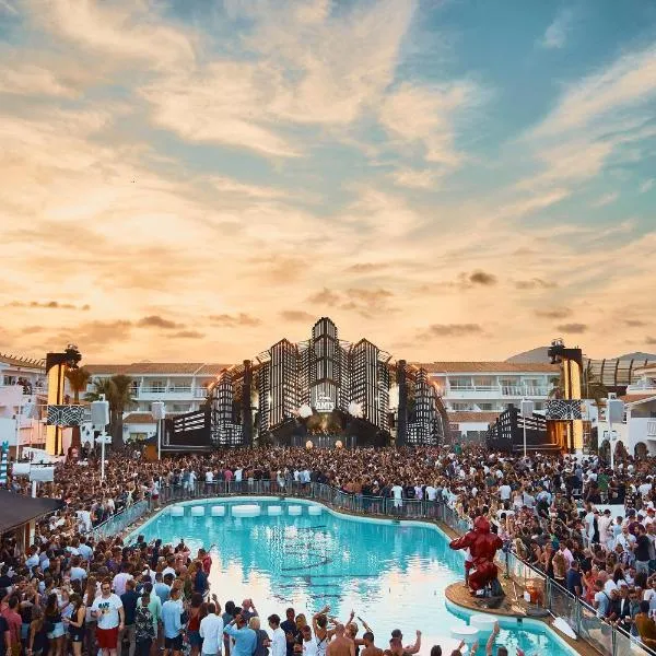 Ushuaïa Ibiza Beach Hotel - Adults Only - Club Entrance Included, hotel in Playa d'en Bossa