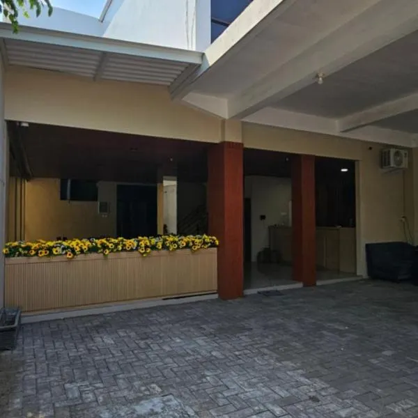 Sunflower Hotel Syariah near Juanda Airport, hotel in Dares