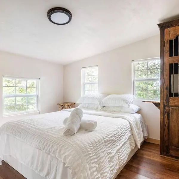 Cozy Coop Casita - Lake Travis-Hot Tub-Tiny House，位于奥斯汀的酒店