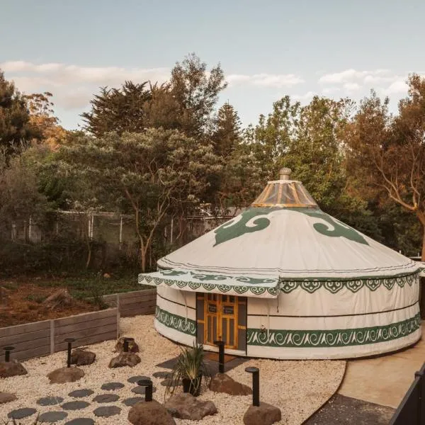 Mongolian Crafted Yurt with Private Spa and Spectacular Views, hotel in Warburton