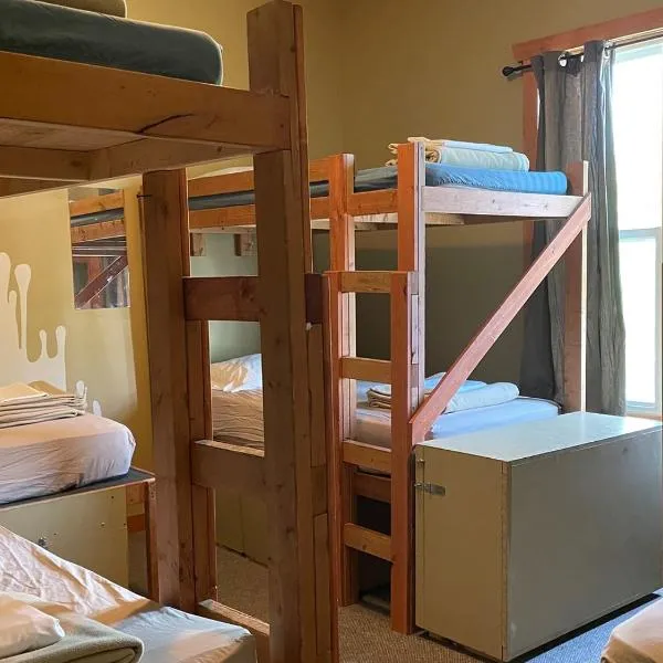 Mountain Shadow Hostel – hotel w mieście Rossland