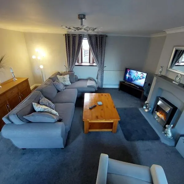 The Farm House Modern spacious 2 bedroom home at Tong road Leeds perfect for contractors free secure parking, Hotel in Stanningley