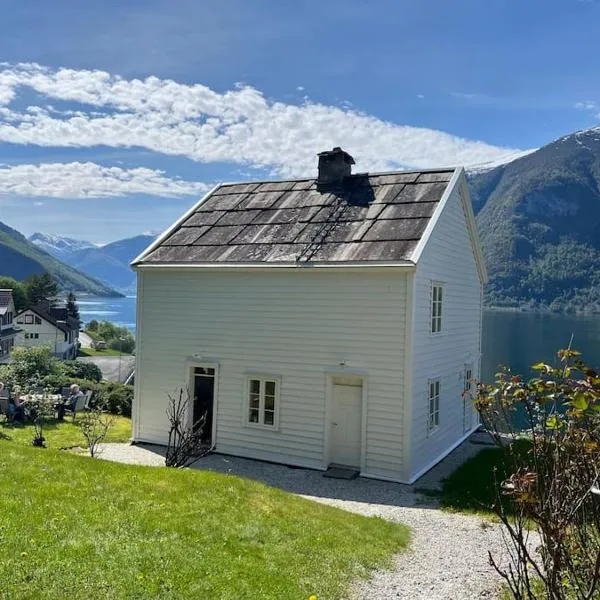 Nyrestaurert hus fra 1700-tallet, hotel in Bjørgo
