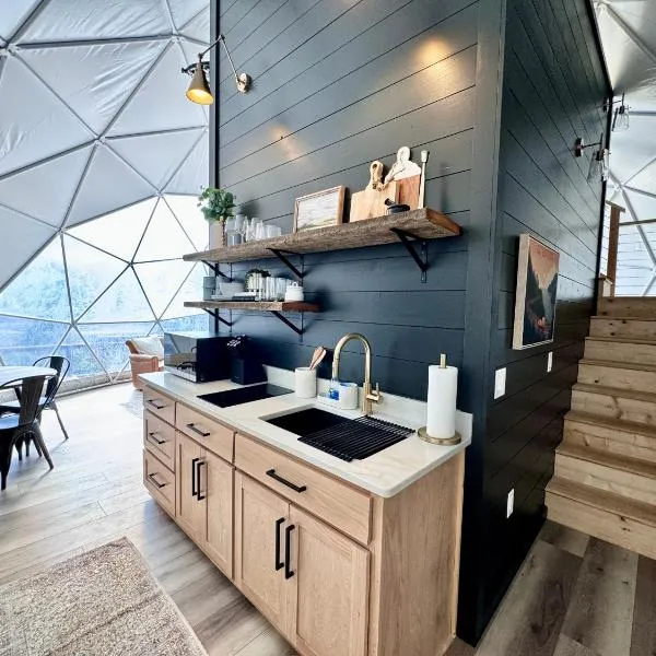 Dome Home Lake and Mountain Views Hot Tub, hotell sihtkohas Hiawassee