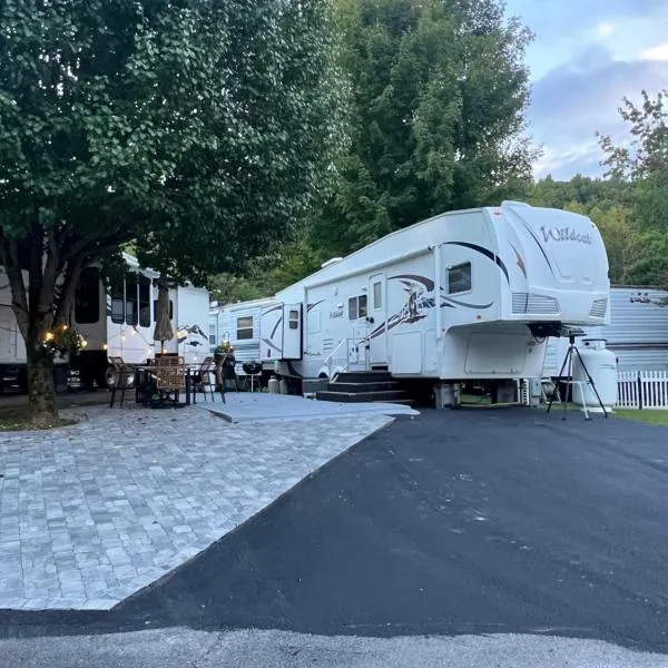 Mountain Creek camper、Rocky Groveのホテル