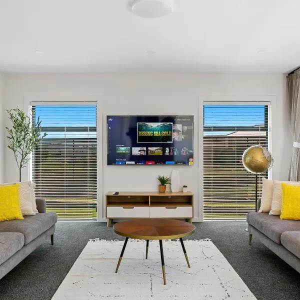Taupo New Retreat - Stylish, Convenient and Gully track to the lake, hotel in Taupo