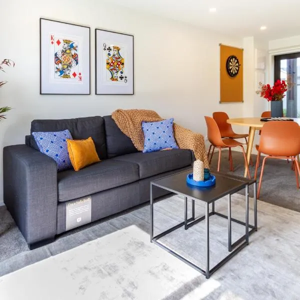 Bright & Stylish 2BR Near Addington Park, hotel in Addington