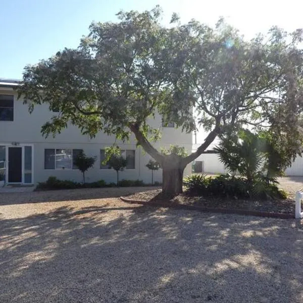 Moonta Bay Stylish large home 3 min walk from beach and jetty, hotel v mestu Port Moonta