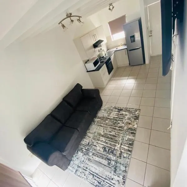 Luxury Suites at St Petes Duplex Townhouse, hotel v destinaci Newton Park