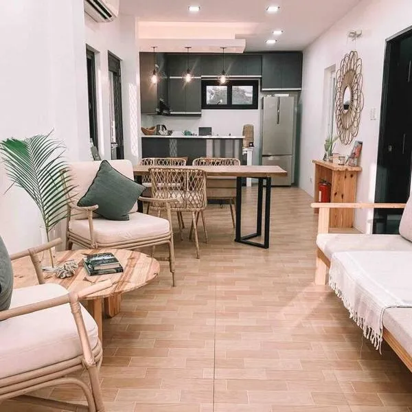 1BR Tropical Penthouse for 4 guests, near beach，位于Bangcusay的酒店