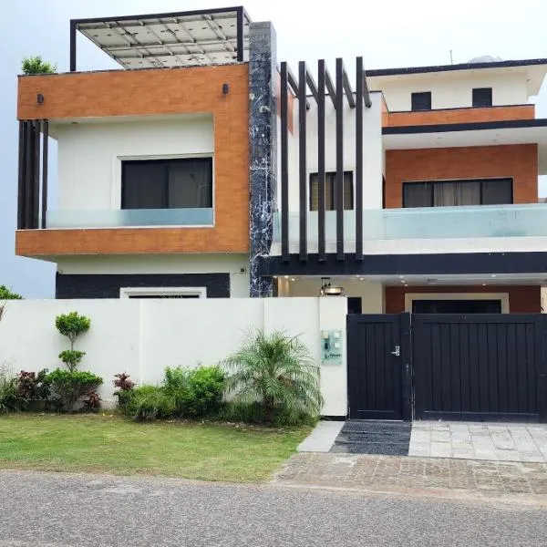 Haven Lodge Islamabad - 7BR Family Home with Mountain View & BBQ, hotel a Islamabad