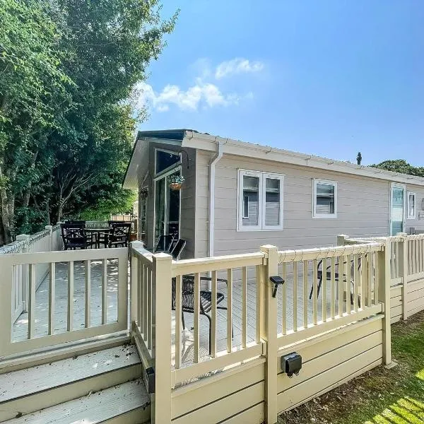 Stunning Lodge With Decking At Oaklands Holiday Park In Essex Ref 39017Rw, hotel en Clacton-on-Sea