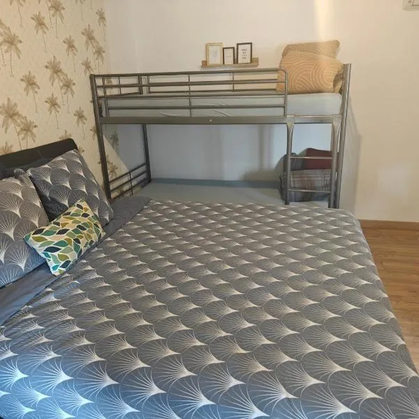 Auberge du manala chambre 4 personnes 24-24, hotel in Saint-Louis