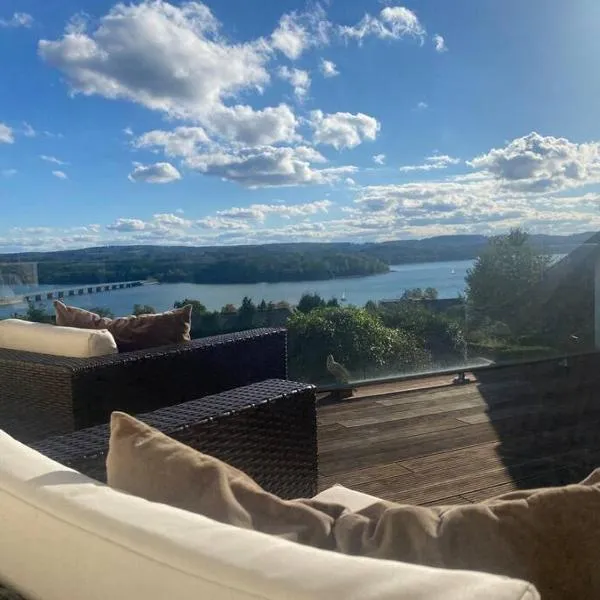 Villa Kaja by Maggie mit Pool, Kamin und traumhaftem Blick auf den Möhnesee, hotel in Delecke