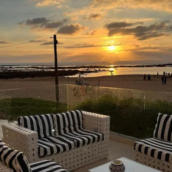 Beachfront Escape - Panoramic View and Spacious Terrace, hotell sihtkohas Skhirat