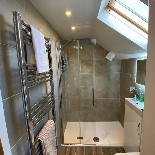 Cardiff Coach House with Hot Tub & Log Fire、カーディフのホテル