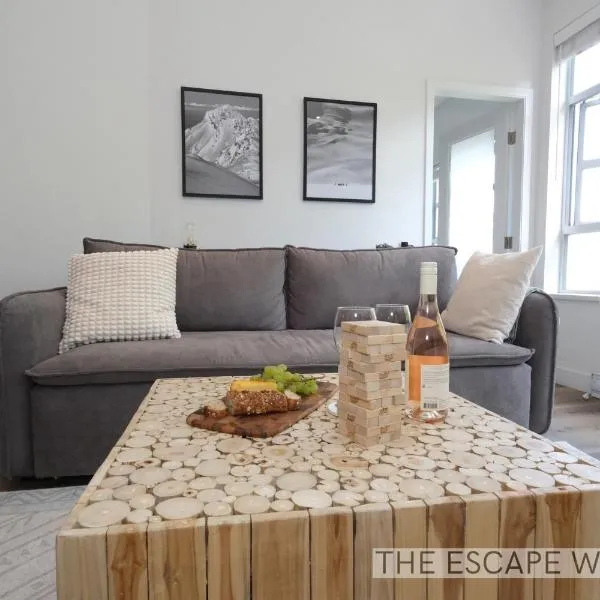 Whistler Village 2BR 2BA Top-Floor Condo with Hot Tub and Parking, viešbutis mieste Vistleris