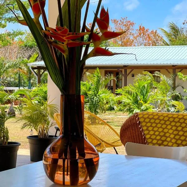 Lakaz Kannell - Vanilla Lodge, secluded outside bath & shower infinity pool，位于马勒勒角的酒店