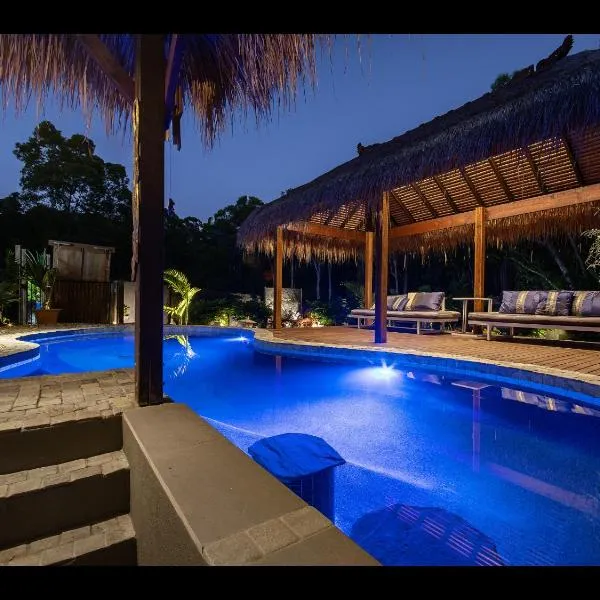 Warm spa, pool & Fireplace - Coolum Bali Gardens, ξενοδοχείο σε Coolum Beach