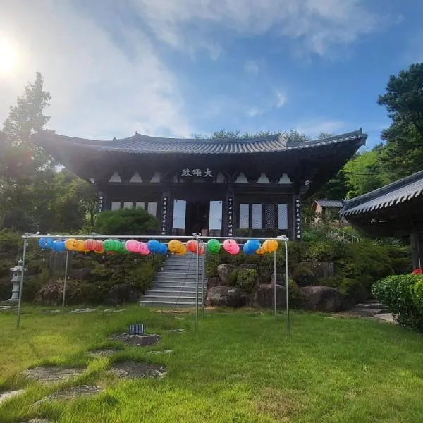 Pet Friendly Hanok Temple Stay, hotel in Goheung