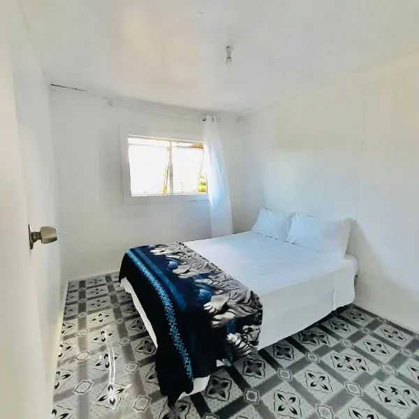 Private Double Room - Airport Cottage, hotel en Fua‘amotu