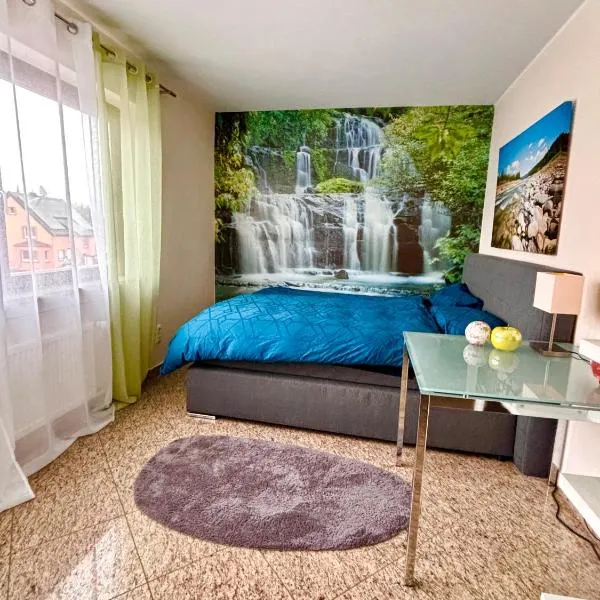 Magisches Doppelzimmer mit atemberaubender Wasserfall-Wand in Seligenstadt, hotel v destinaci Seligenstadt