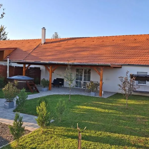 Alpakavendégház, hotel in Balatoncsicsó