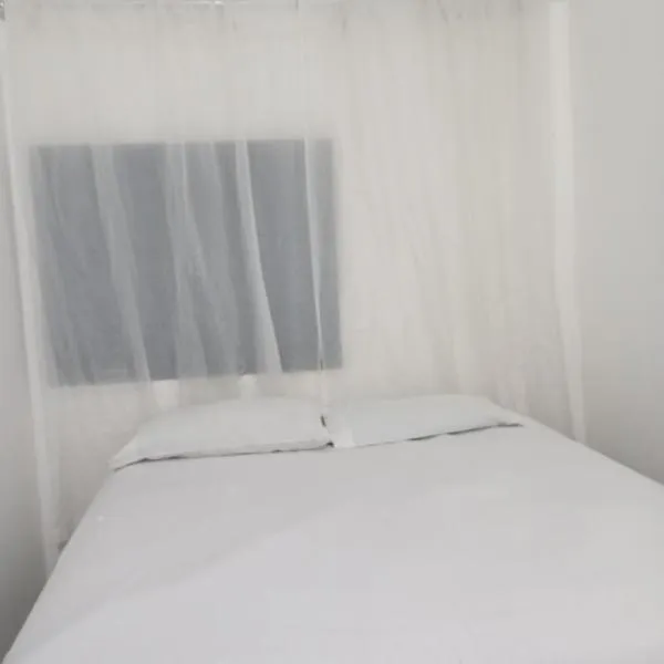 Suíte Casa Central Garagem Hatch, hotel in Corumbá