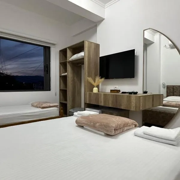 Lola's Rooms, hotel in Gjirokastër