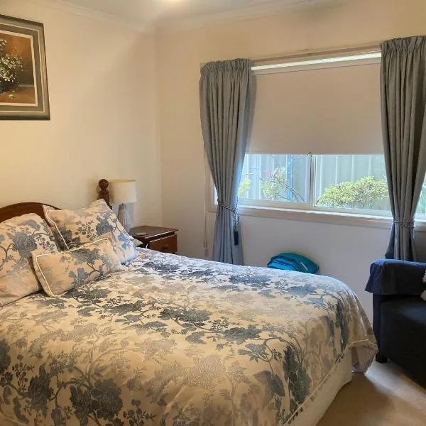 HOME STAY on HIGH Queen Bed -Private Home -Private Bathroom, hotel v destinaci Swan Hill