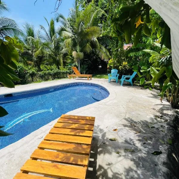 Pangea Lodge Tropical Vibe Home with Shared Pool, hotel in Manzanillo