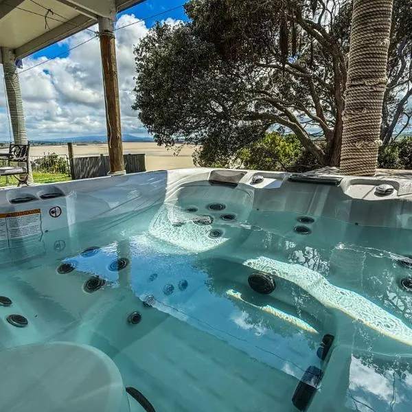 Large riverfront home with spa and stage, hotel in Te Kopuru