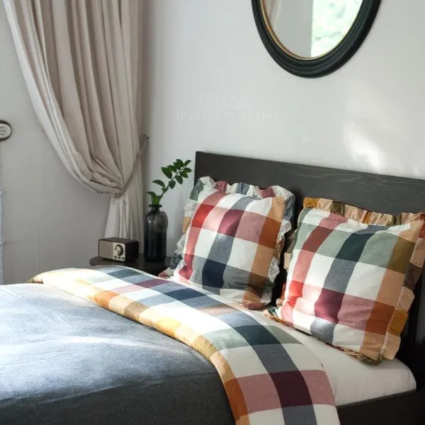 Teika No 2 Apartment-Retro on Brivibas street-free Parking, hotel em Riga