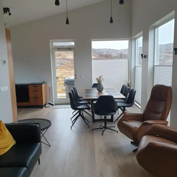 Hvammur 10 with private hot tub, hôtel à Kaldrananes