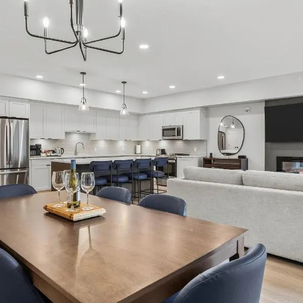 Perfect 3 bed-2 bath Top Floor Hot Tub Heated Pool Gym, hotel u gradu 'Dead Man's Flats'