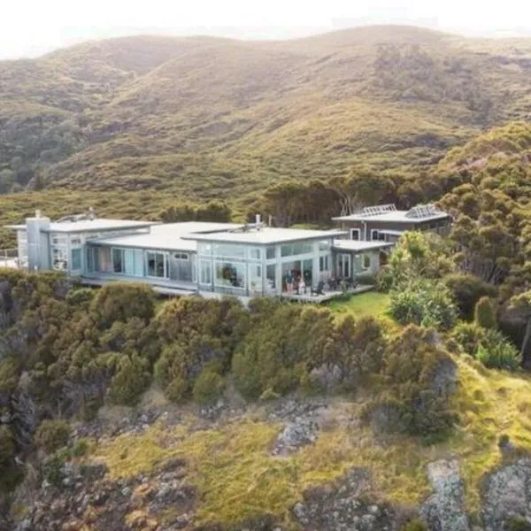 XSPOT Cliff House apartment, secluded 4WD location, hotel na ostrově Great Barrier Island